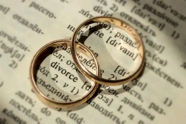 Image of rings removed before divorce mediation Brigg